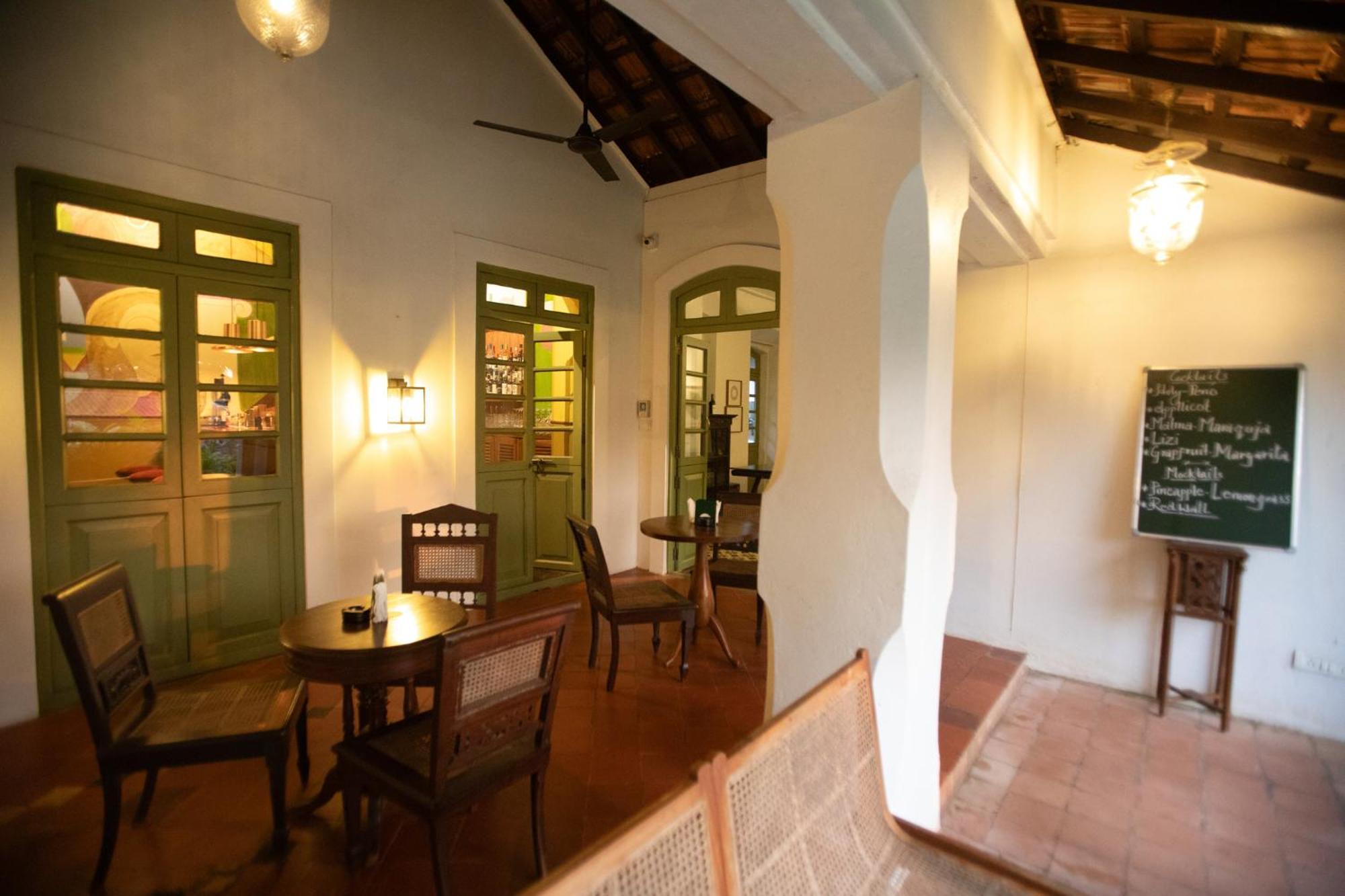 The Project Cafe Hotel Aldona Exterior foto